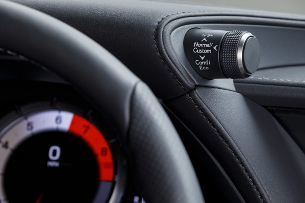 LS 500 F SPORT được cập nhật phanh, tùy chọn nội thất màu trắng