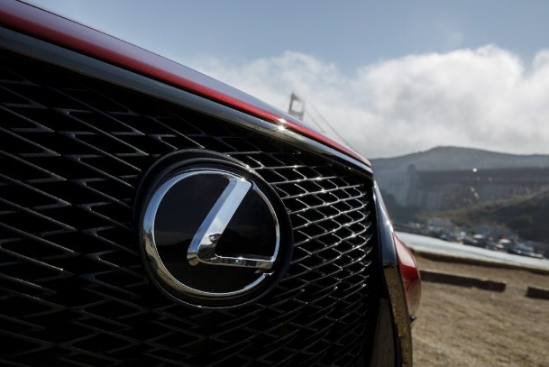 LS 500 F SPORT được cập nhật phanh, tùy chọn nội thất màu trắng