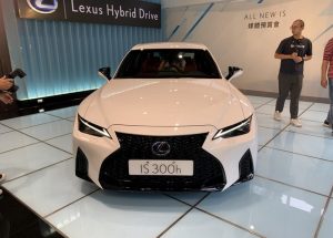 Lexus IS 300h 2021 facelift tạo nên cơn sốt xe