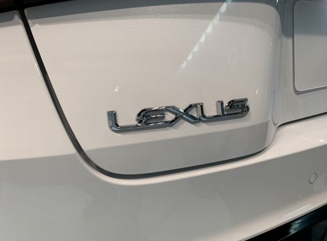 Lexus IS 300h 2021 facelift tạo nên cơn sốt xe