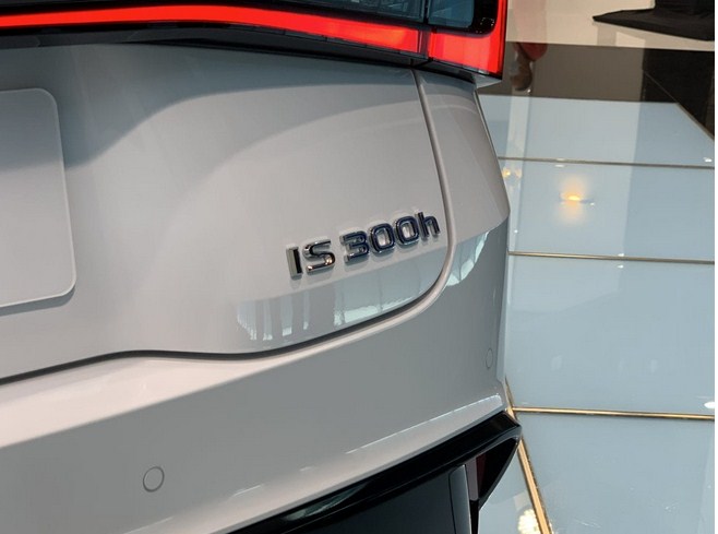 Lexus IS 300h 2021 facelift tạo nên cơn sốt xe