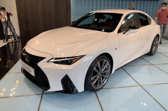 Lexus IS 300h 2021 facelift tạo nên cơn sốt xe