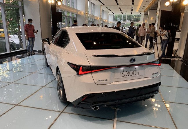 Lexus IS 300h 2021 facelift tạo nên cơn sốt xe