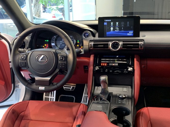 Lexus IS 300h 2021 facelift tạo nên cơn sốt xe