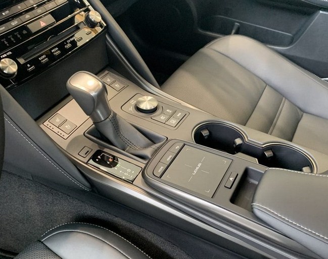Lexus IS 300h 2021 facelift tạo nên cơn sốt xe