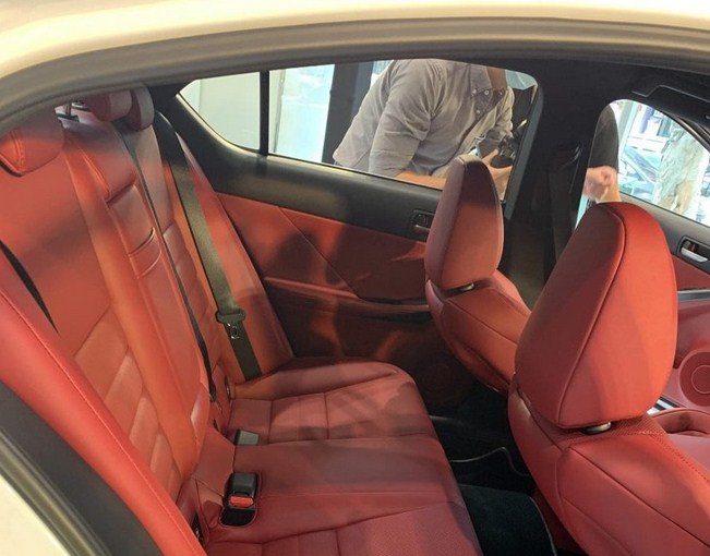 Lexus IS 300h 2021 facelift tạo nên cơn sốt xe