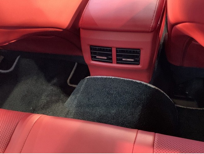 Lexus IS 300h 2021 facelift tạo nên cơn sốt xe