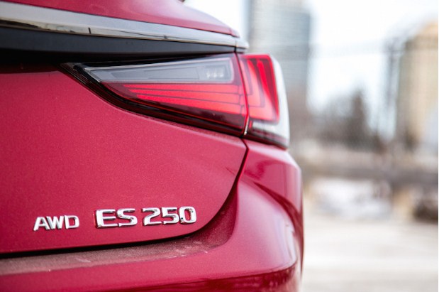 Đánh giá: Lexus ES 250 AWD 2021