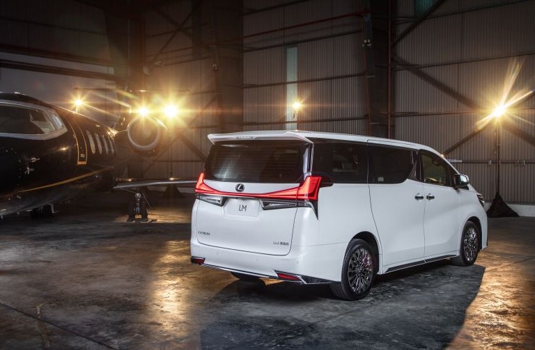 Lexus LM 350 hạng sang 4 chỗ ra mắt