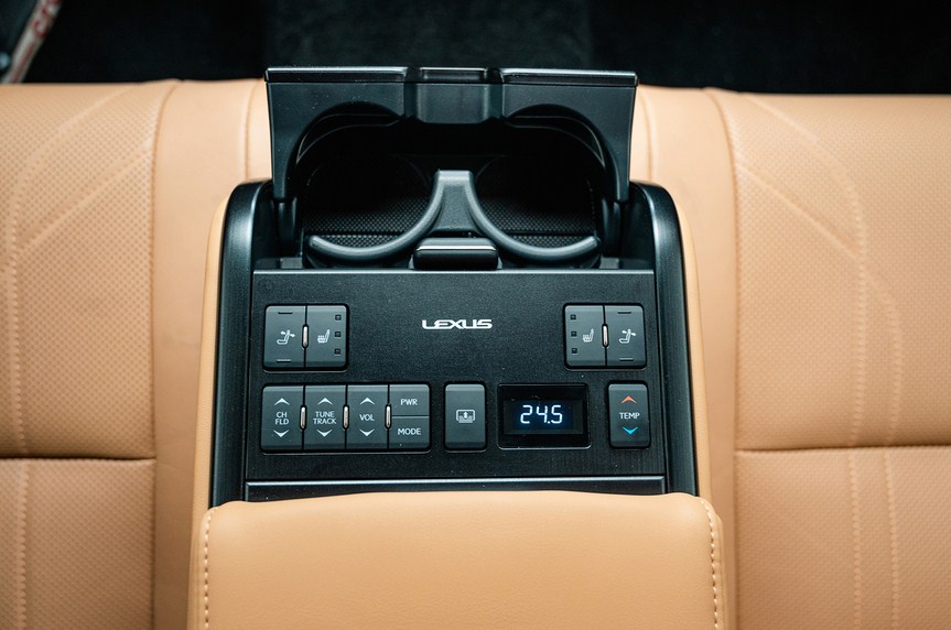 Cảm giác lái Lexus ES 300h 2024: Mượt mà, ổn định và thoải mái