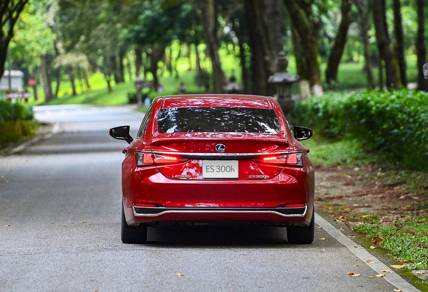 Cảm giác lái Lexus ES 300h 2024: Mượt mà, ổn định và thoải mái