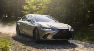 Mức tiêu thụ nhiên liệu của Lexus ES 250 2025 là bao nhiêu lít/100km?