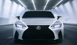 So sánh tính năng an toàn của Lexus IS 300 2025 với các đối thủ trong cùng phân khúc